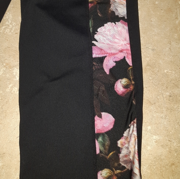 La Vie En Rose Floral Workout Leggings - Picture 8 of 10